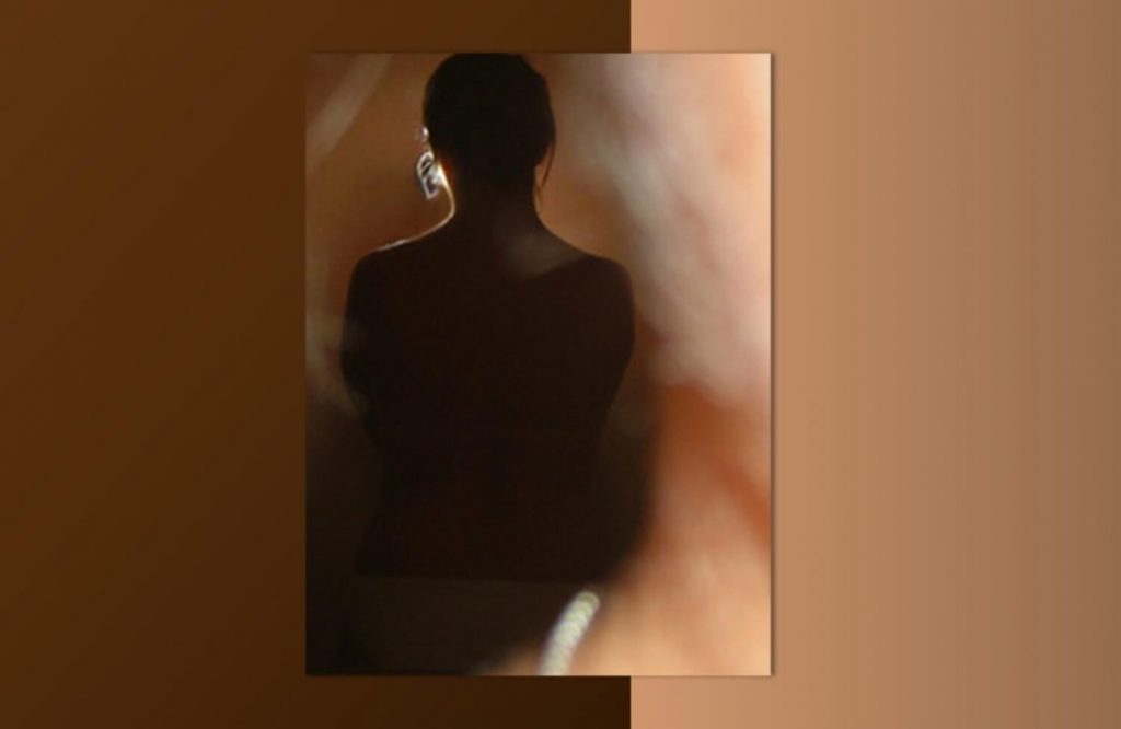 ניתוחים פלסטיים הפן הפסיכולוגי. תמונת גב של אישה מאחור ברקע בג' מוקה.