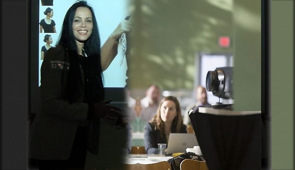 הרצאה לעסקים פרטיים או ללקוחות העסק. תמונה של חלי בהרצאה פרטית.