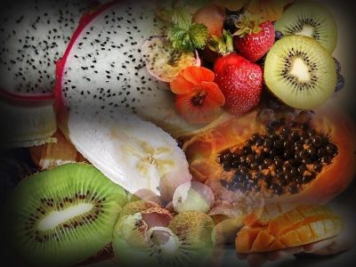 תמונה של סופר פוד מזונות על פירות אקזוטיים ליצי', מנגו, בננה, תות, פיטאיה, קווי, מנגו פפאיה, לדיאטת אנטי אייג'ינג.